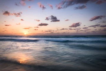 Papier Peint photo autocollant Plage de Seven Mile, Grand Cayman Mer des Caraïbes au coucher du soleil, Grand Cayman, îles Caïmans