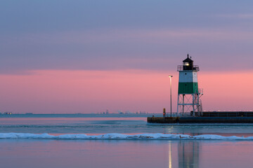 Fototapeta na wymiar Lighthouse in Chicago harbour seen from the Navy Pier.