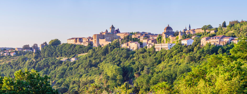 France, Ard&egrave;che (07), la ville d'Aubenas sur un &eacute;peron rocheux, dominant la vall&eacute;e de l'Ard&egrave;che.