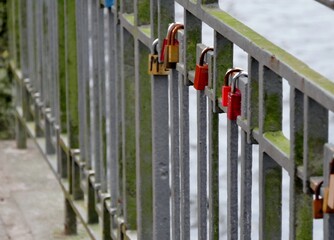 Liebesschlösser am bemoosten Geländer
