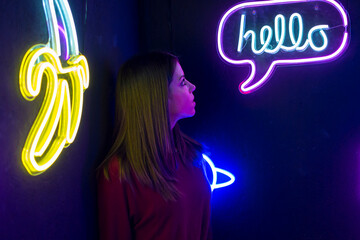 Mujer fotografiada en habitación de arte nocturno con leds y tubos fluorescentes. 