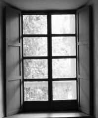 Ventana cromatica en blanco y negro con puertas abiertas