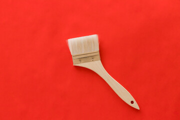 赤色の紙と絵を書くブラシの様子