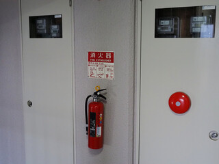 マンションのメーターボックスと消火器と警報ベル