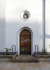 Fototapeta na wymiar Puerta De Iglesia