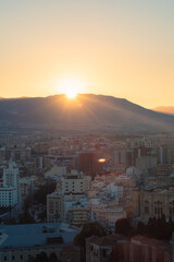 Naklejka premium Vista panoramica de paisaje de Malaga con ciudad y montañas al atardecer, España