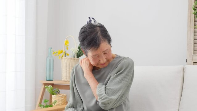 肩こりのシニア女性