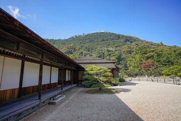 青空バックに見る茶室と日本庭園のコラボ情景＠栗林公園、香川