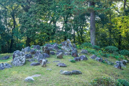 静寂に包まれた枯山水庭園の情景＠栗林公園、香川