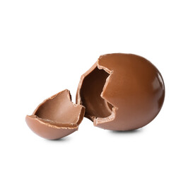 Obraz premium Broken chocolate Easter egg isolated on white background