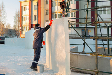 The fitter overlays the metal frame with ice blocks