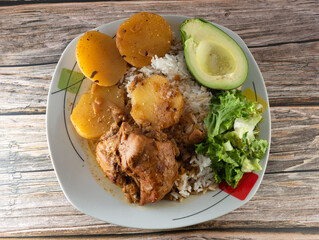 Chicken with peanuts, white rice and yellow potatoes with lettuce and aguacate salad.