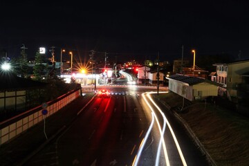 夜景街灯の光線と自動車のテールランプのレーザービーム