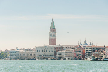 Fototapeta premium Venedig, San Marco, Markusdom, Markusplatz, Dogenpalast, Lagune, Insel, Altstadt, Gondel, Kanäle, Touristen, Schifffahrt, Sommer, Italien