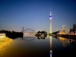 Naklejka premium Düsseldorf Medienhafen und Rheinturm