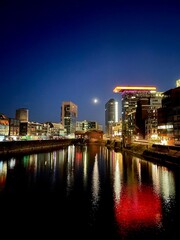 Obraz premium Düsseldorf Medienhafen und Rheinturm