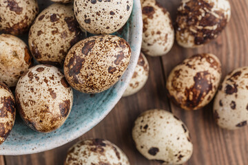 Obraz premium Quail eggs on the wooden plate. Quail eggs can be consumed by frying or boiling. In Indonesia quail eggs called telur puyuh.