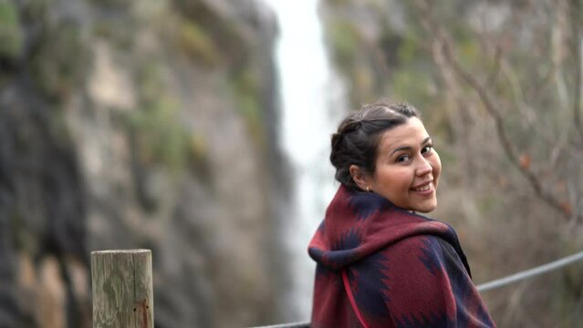 Chica en paraje natural disfrutando del paisaje y sonriendo a c&aacute;mara 