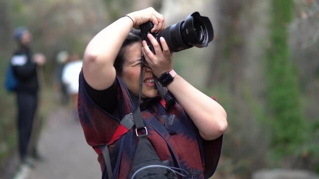 Chica joven grabando video y tomando fotos en entorno natural