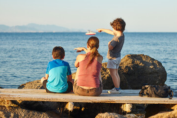 Familia observando barcos en el mar