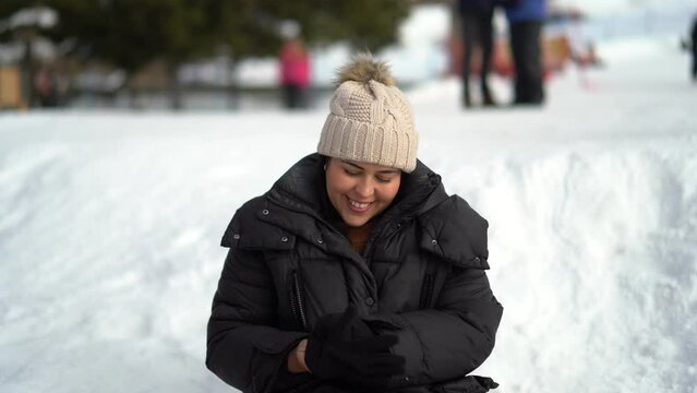 Chica joven guapa sonriendo mientras se toma fotos en la nieve