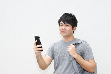 スマートフォンを持つ男性