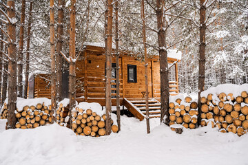Modular house made of dark metal and light wood in winter forest. a house that takes into account everything you need for a comfortable life outside the city.