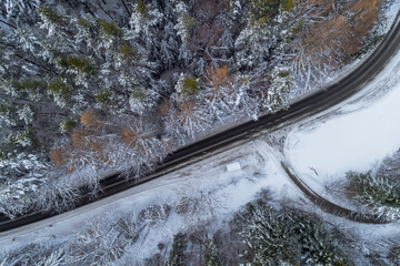 Zima, las, śnieg, widok z drona na Beskid Sądecki