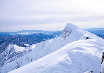 Fototapeta na wymiar 谷川岳からの眺望　冬の山岳風景　さわやかな空