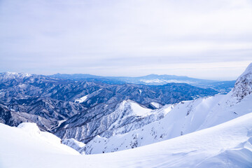 Obraz premium 谷川岳からの眺望 冬の山岳風景 さわやかな空