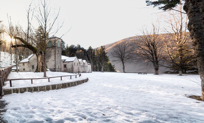 Santuario in Appennino con la neve