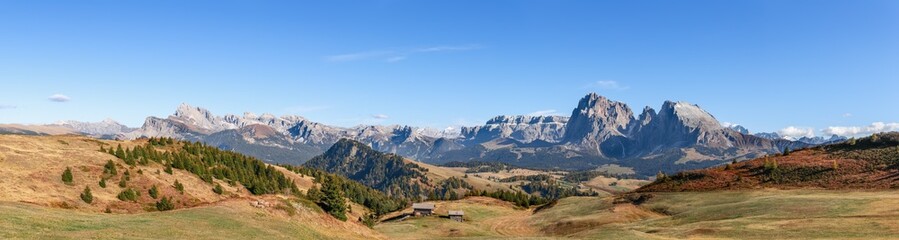 Fototapeta na wymiar Hyper panorama of Seiser Alm plateau and Langkofel Group mountains during the autumn period