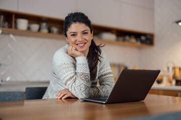 Mother's day, portrait of cheerful brunette woman, relaxing and enjoying her hobbies.