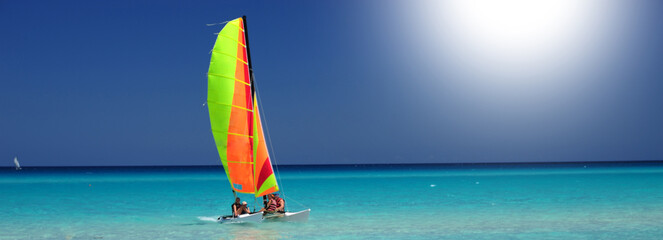 Sailboat catamaran on tourquise water of varadero cuba - obrazy, fototapety, plakaty