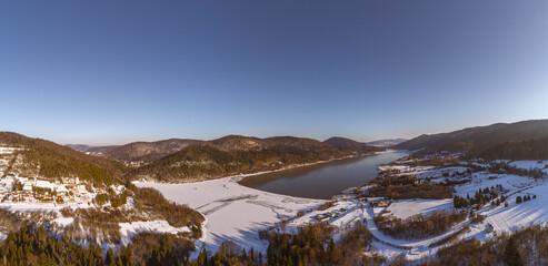Panorama Klimkówki w zimowej szacie. Beskid Niski, Jezioro Klimkowskie