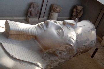 Egypte, Memphis, la statue couchée de Ramsès II  qui a gardé toute sa splendeur, sa majesté et son sourire empli d'éternité.