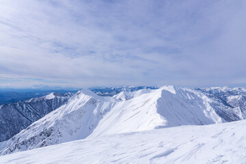 Fototapeta na wymiar 雪の谷川岳　肩の小屋付近からの風景