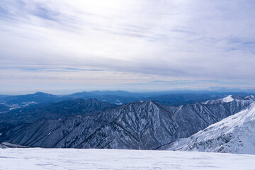 谷川岳山頂からの眺望　冬の山並み