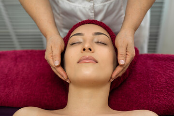 Fototapeta na wymiar Face massage at the reception in the beauty salon 