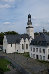 Fototapeta na wymiar FU 2020-07-19 Rhein 402 Kirche und Klostergebäude inm einer Stadt