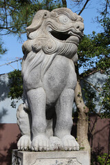Fototapeta na wymiar statue of a lion at the arawai sanctuary in matsue (japan) 