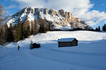 Winterwanderung in zauberhafter Landschaft  auf den  Armentarawiesen unter dem Heiligkreuzkofel in den Dolomiten