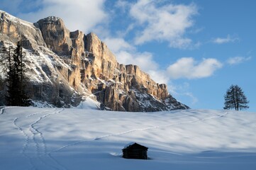 Winterwandern unter dem 2911 m hohen  Heiligkreuzkofel, Südtirol