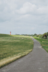 Der Deich und Leuchtturm in Glückstadt