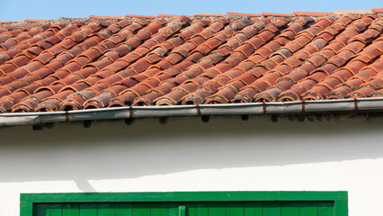 Tejado rústico de casa rural de tejas de barro