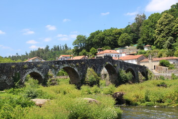 Fototapeta na wymiar Ponte Maceira, localidad gallega con un precioso puente medieval. España.