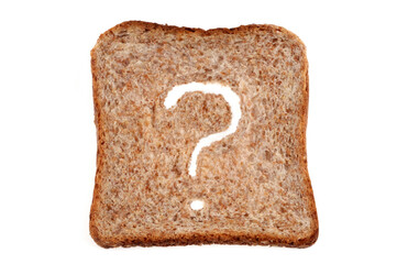 Tranche de pain de mie avec un point d'interrogation en gros plan sur fond blanc
