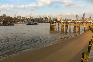Themse-Ufer bei Ebbe mit Blick über Schiffe auf die City von London.