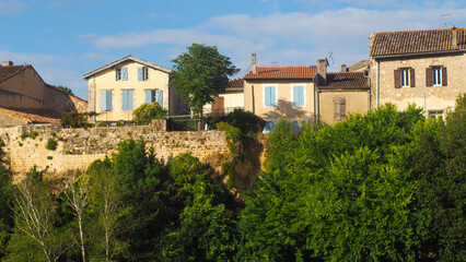 Ville de Nérac, dans le Lot-et-Garonne, entrecoupée par la rivière de « La Baïse »