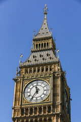 Fototapeta na wymiar Turmuhr mit Ziffernblatt des berühmten Big Ben in London